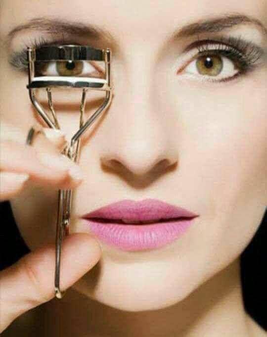 تنايه رموش استلس  نضيفه جدا    تناية الرموش 👀✋🏻  ممكن بيها تستغني عن تركيب رموش   هترفعي شكل رموشك لفوق ولوقت طويل  👈🏻 هاتي السيشوار علي  التناية خليها تدفي شوية وبعده حطيها علي رموشك هتلاقيها بقت مرفوعة لوقت طويل ده غير  انك بعدها حطي المسكرة بتاعتك هتحسي فعلا بفرق كبير   👈🏻 وبنفس الطريقة وضيفي انك تجربي تجيبي قلم الكحل بتاعك وتمشي خط بيه علي الجزء اللي فوق من التناية وبعدها اكبسي بالتناية علي الرموش واتاكدي ان رموشك كلها داخله جوة وبكده هتوصلي لنتيجتين رسمة خط الكحل بشكل يبرز جمال عينك وفِي نفس الوقت هترفعي شكل رموشك لفوق ولوقت طويل😎